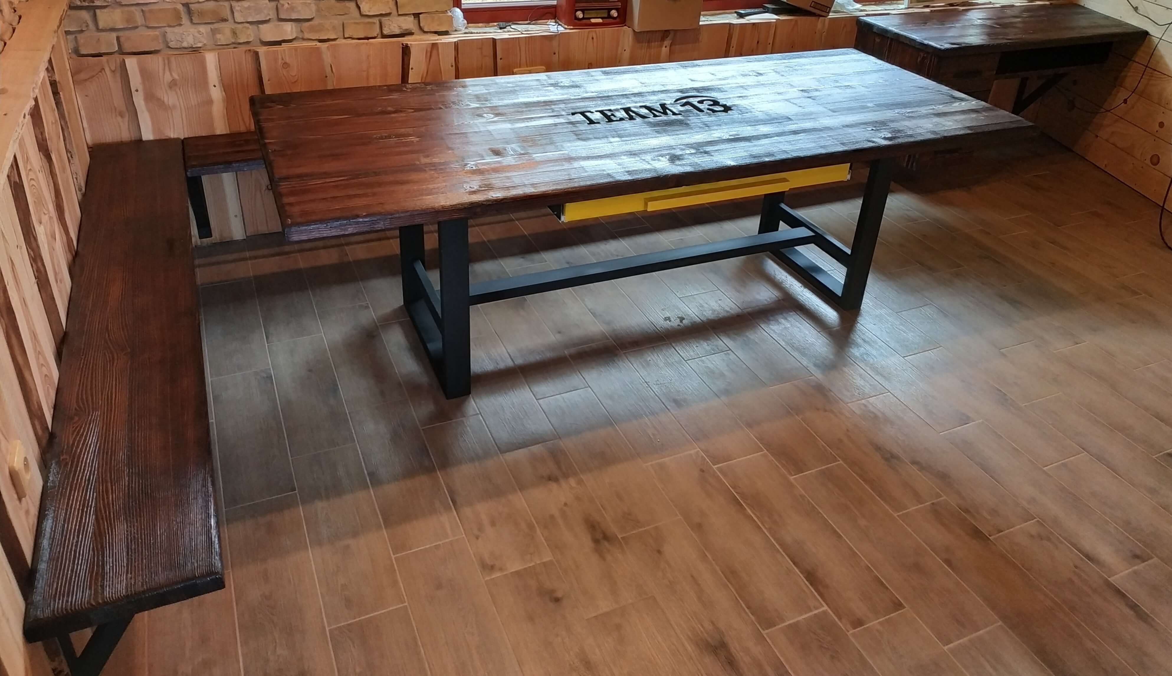 Drevená lavica na konzolách Industriálny jedálenský stôl Industrial Wooden Bench Industrial Table Industrielle Holzbank Industrietisch Banc en bois industriel Table Industrielle